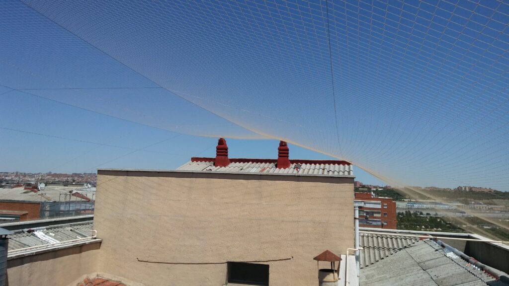 instalacion de caperuza de red antipalomas , proteccion integral de toda la cubierta 