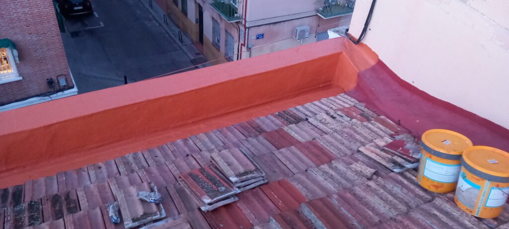 reparacion , impermeabilizacion canalon oculto , con manta de fibra de vidrio mat 300 mas sikafill 370 